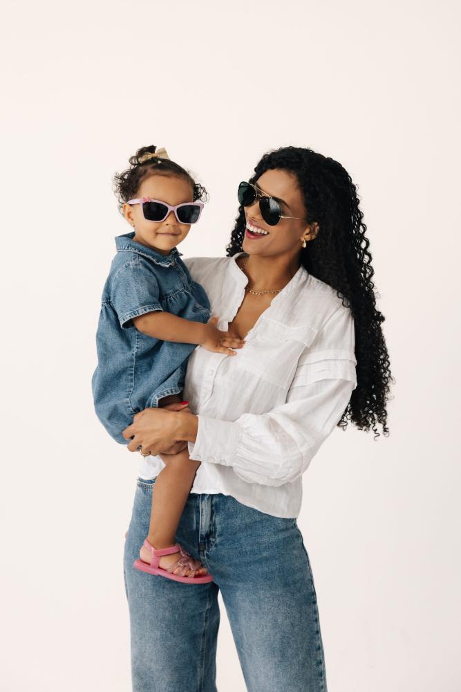 Mãe e filha no espelho com óculos